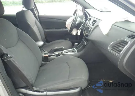 2013 Chrysler 200 Lx z USA, uszkodzony, nr VIN 1C3CCBAB6DN640744